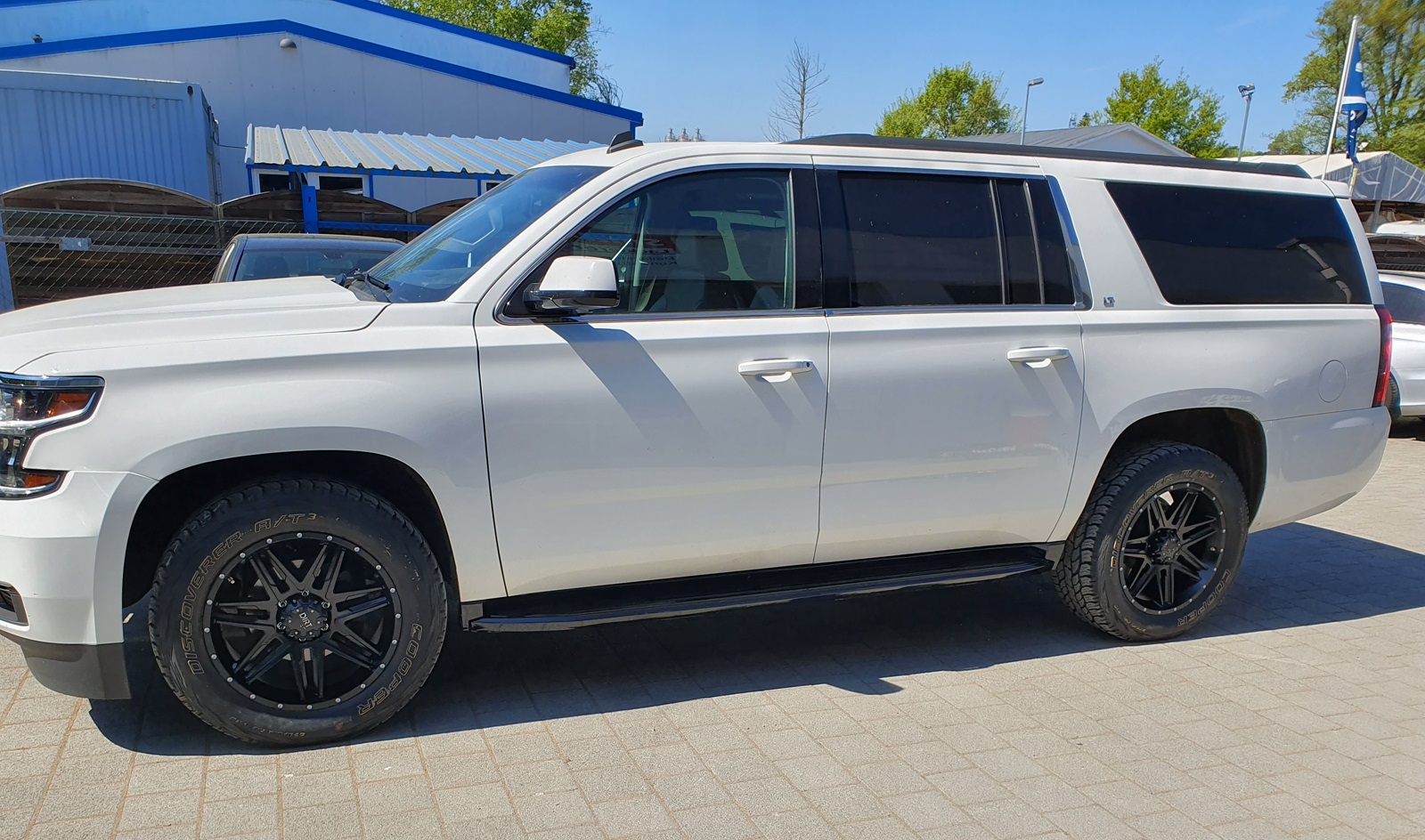 Chevrolet Suburban white - Dirt D62 mbm 9x20 Cooper 2756020 (1)