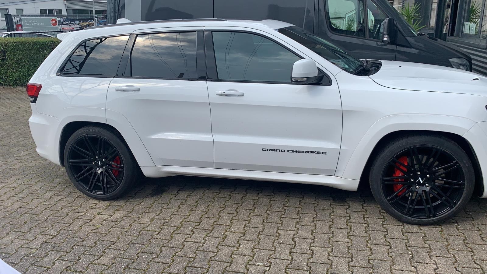 Jeep Grand Cherokee SRT white - Impressive IC09 mb 10,5x22 + Conti 2953522 (1)
