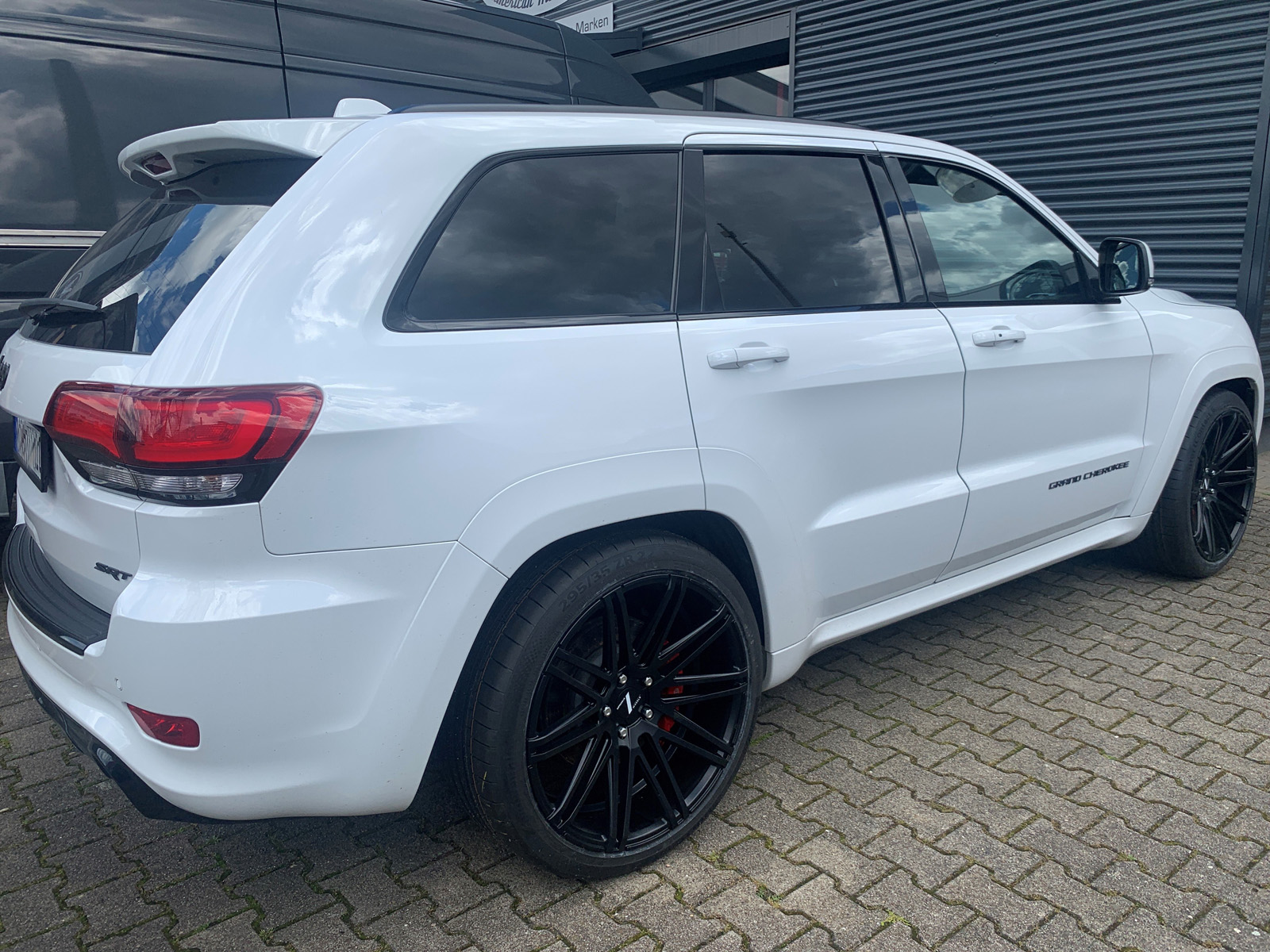 Jeep Grand Cherokee SRT white - Impressive IC09 mb 10,5x22 + Conti 2953522 (2)