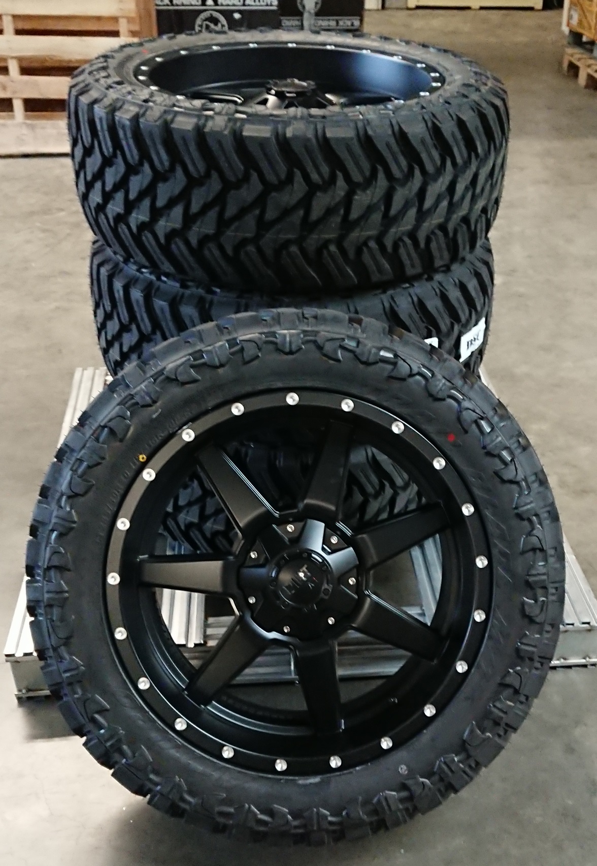 Dirt D39 matte black milled 9x20 + Atturo 2855020 (1)