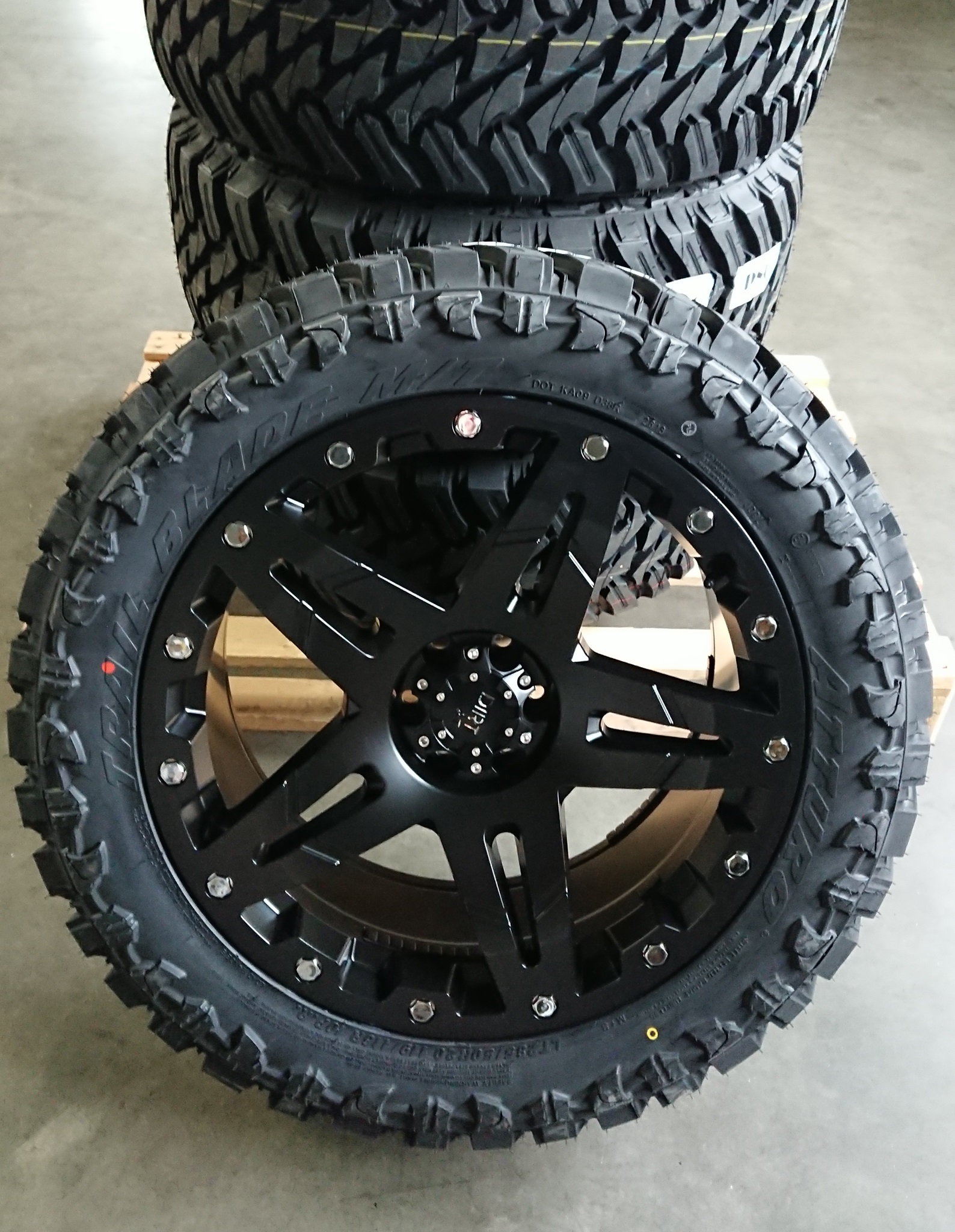 Dirt D66 9x20+Atturo 2855020 (1)