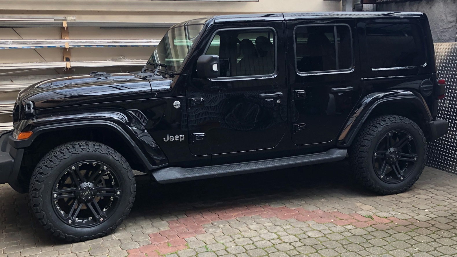 Jeep Wrangler JL + Tuff T01 9x20 ET12 BF 2755520 (1)