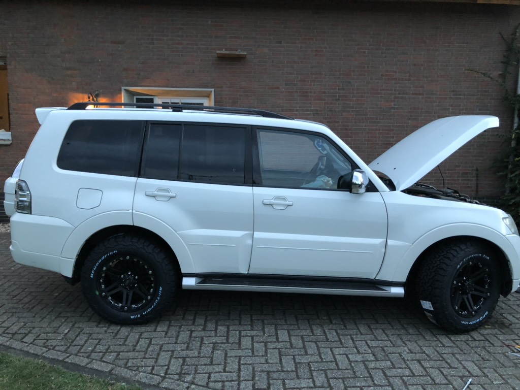 Mitsubishi Pajero white + Tuff T01 9x18 mbc - BF 2656518