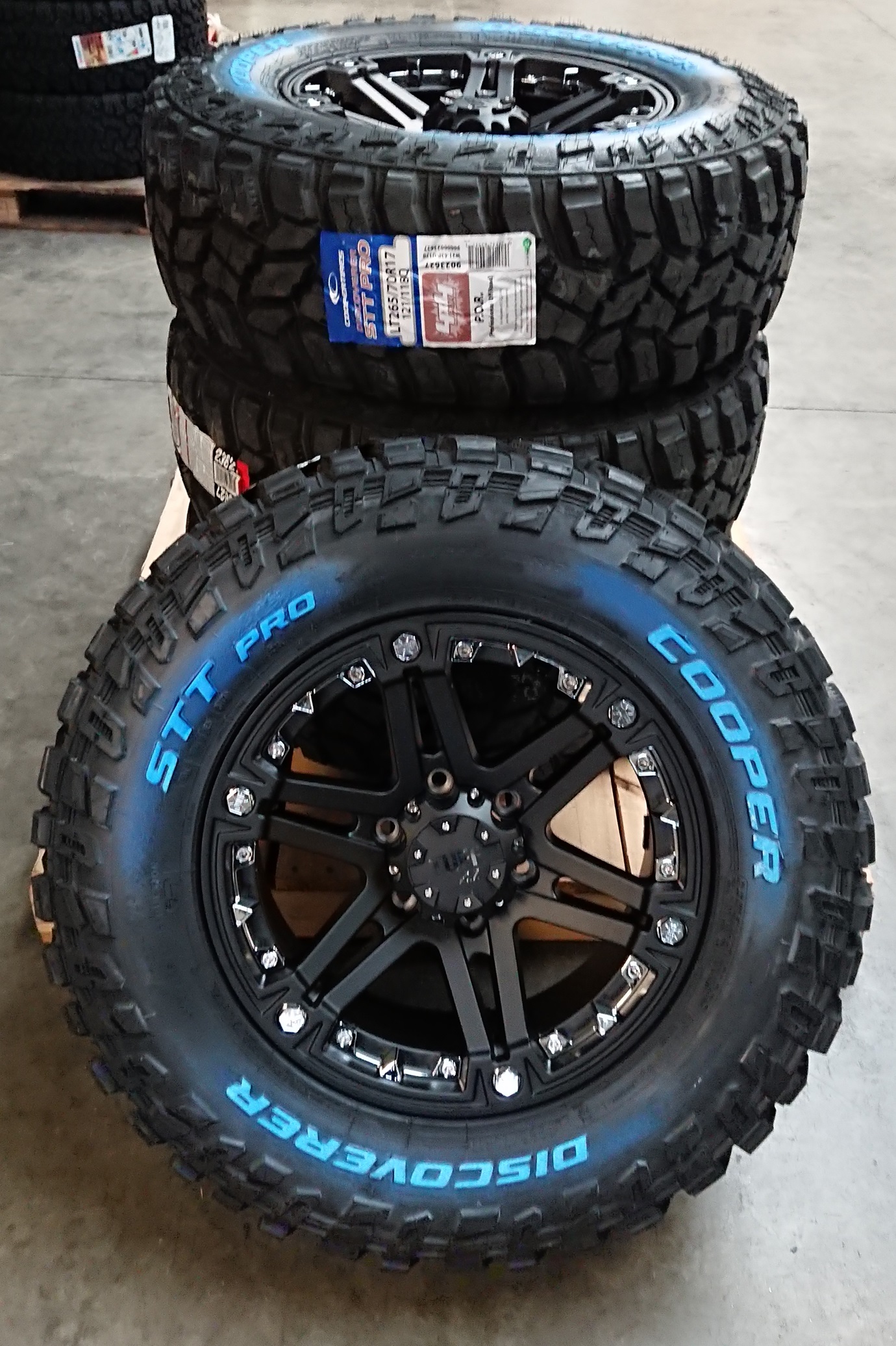 Tuff T01 8x17 + Cooper STT Pro 2657017