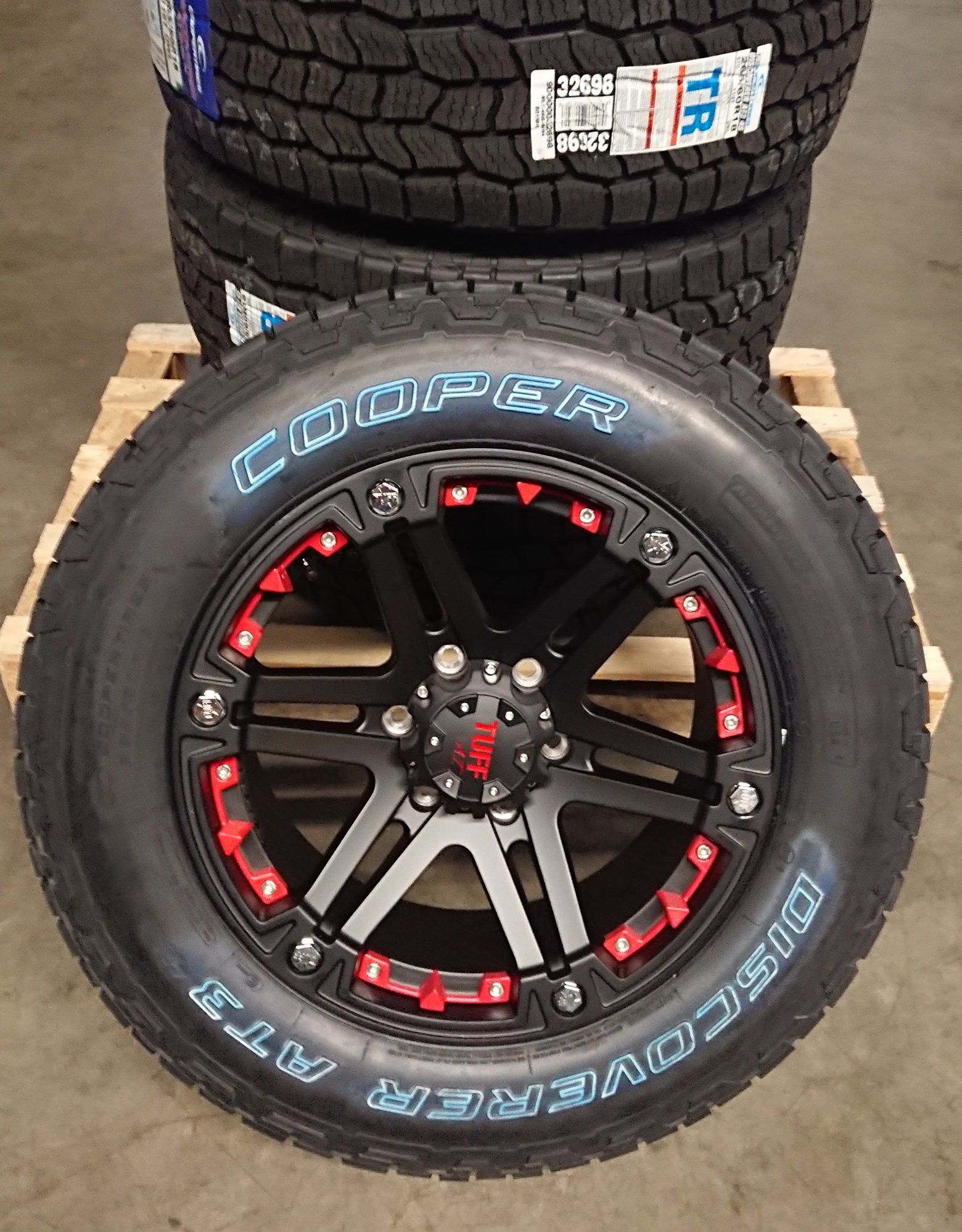 Tuff T01 9x18 ET25 + Cooper AT3 2656018 (2)