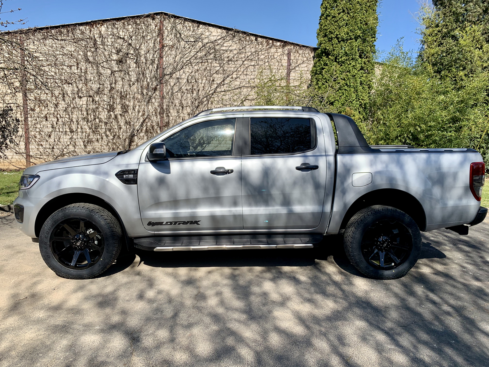 Ford Ranger silver - Rid R05 gb 9x20 Toyo 2855020