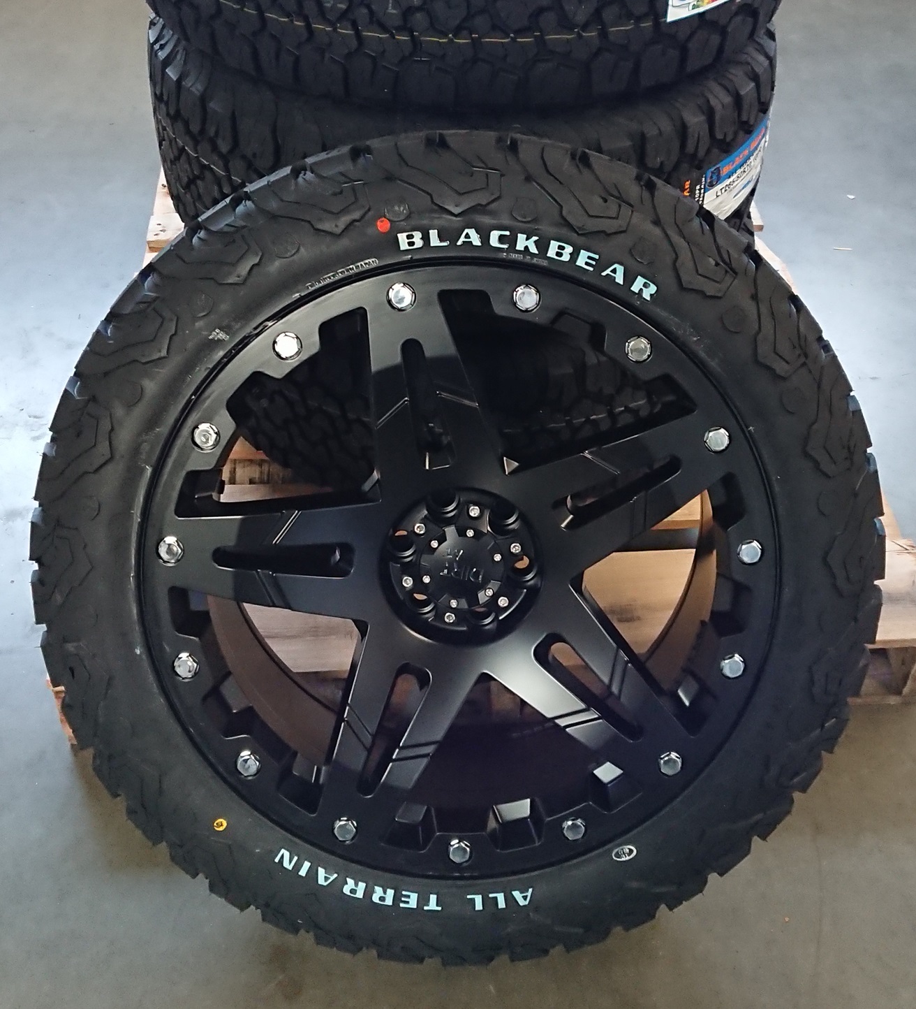 Dirt D66 mb 9x20 6 lug- Black Bear 2655020