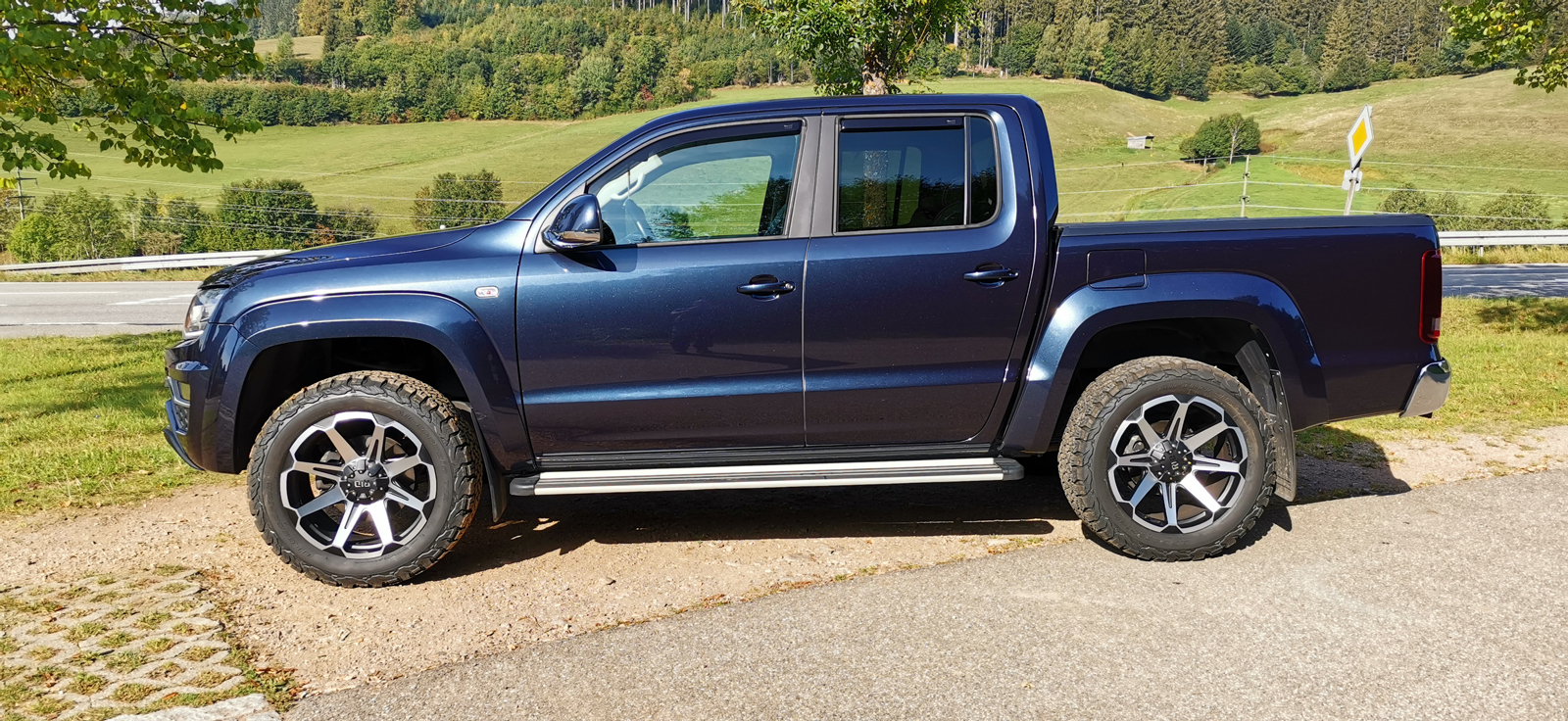 VW Amarok black + RID R05 mbm 9x20 BF 2755520 (2)